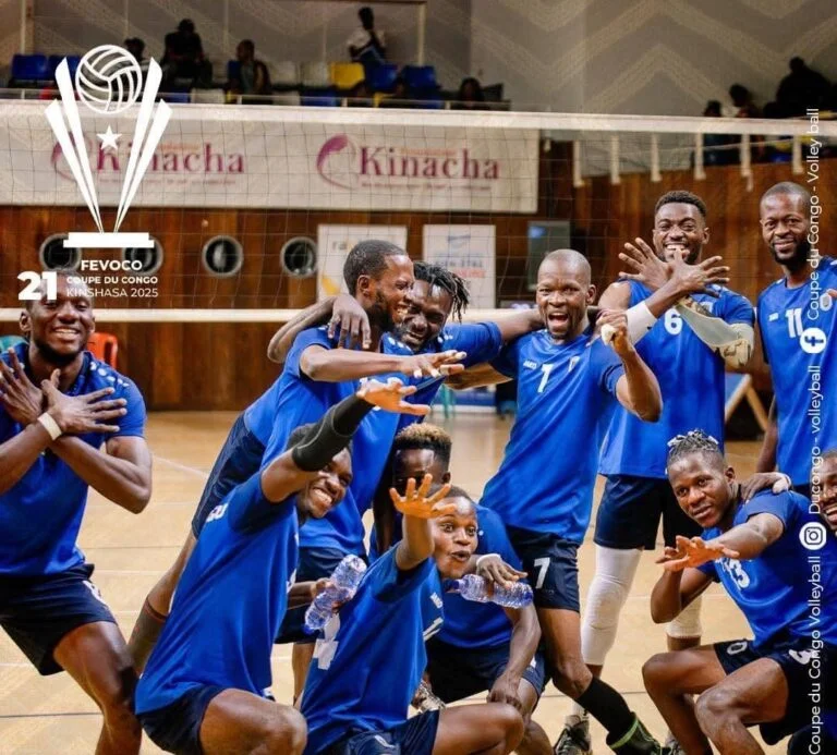 Équipe masculine de volleyball en bleu