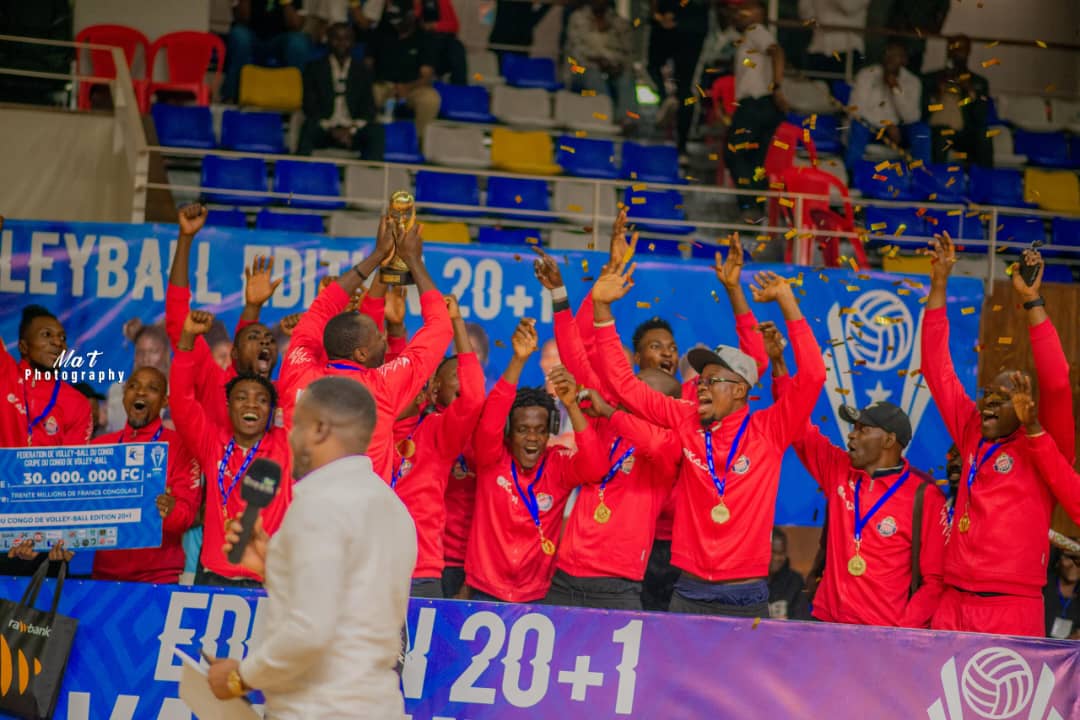 Équipe masculine de volleyball célébrant la victoire
